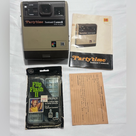 KODAK PARTYTIME INSTANT CAMERA WITH MANUAL & 9 ONE USE FLIP FLASH 2 BULBS. - Picture 1 of 6